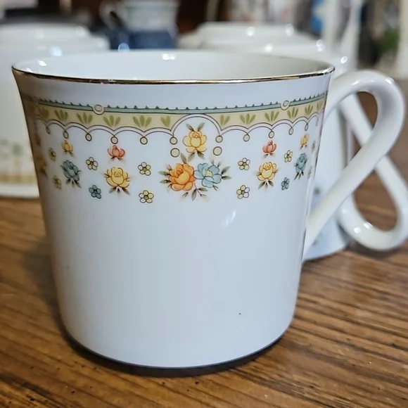 GARDEN BOUQUET - 4 Vintage Flat Cups - Fine China of Japan - Gold Trim - Picture 2 of 9